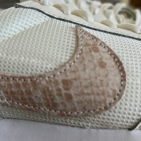 Women’s NIKE DAYBREAK Sneaker - Picture 6 of 6